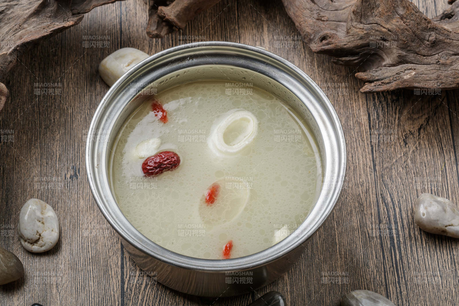 自助火锅汤底香浓骨汤