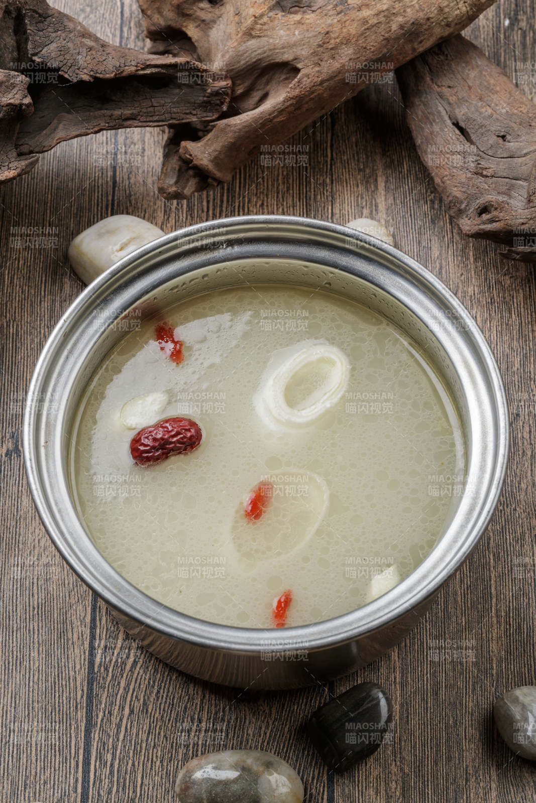 自助火锅汤底香浓骨汤