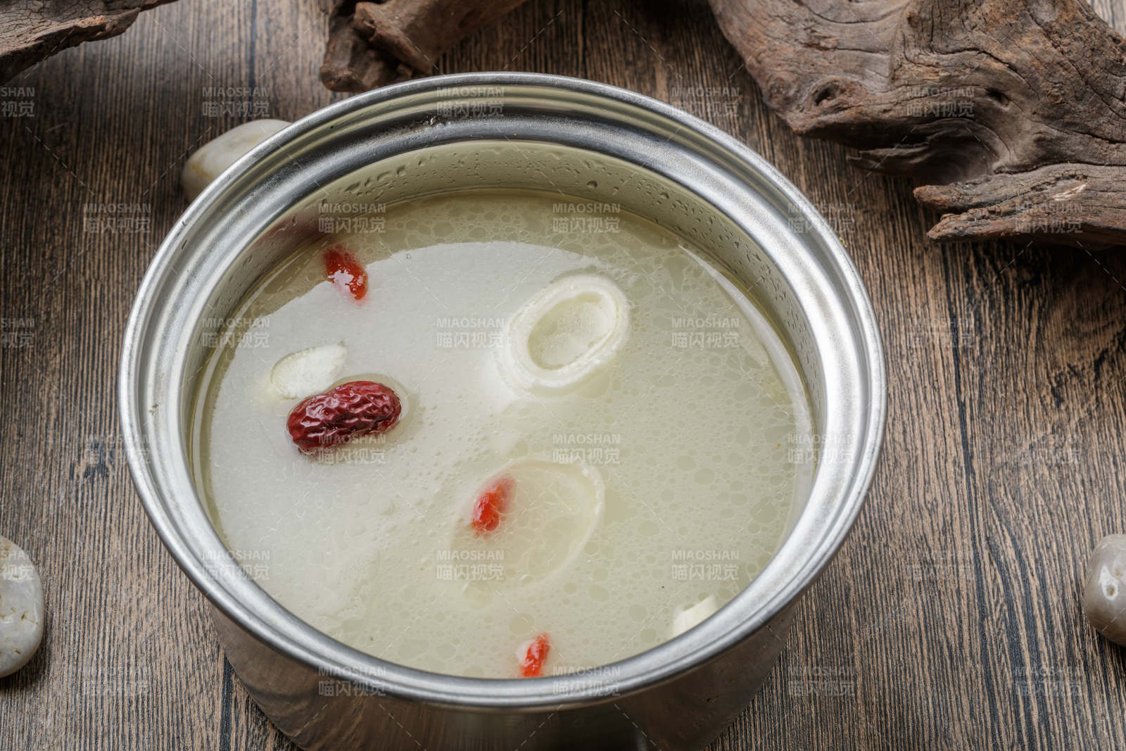 自助火锅汤底香浓骨汤