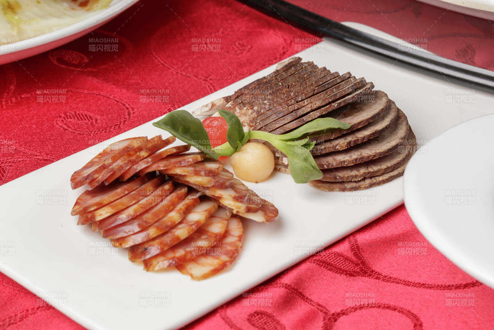 川味臘腸麻辣香腸五香牛腱子雙拼