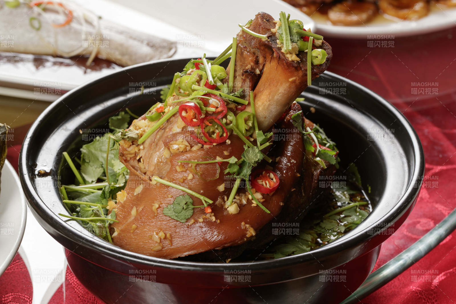 砂锅干烧猪肘子-摄影图