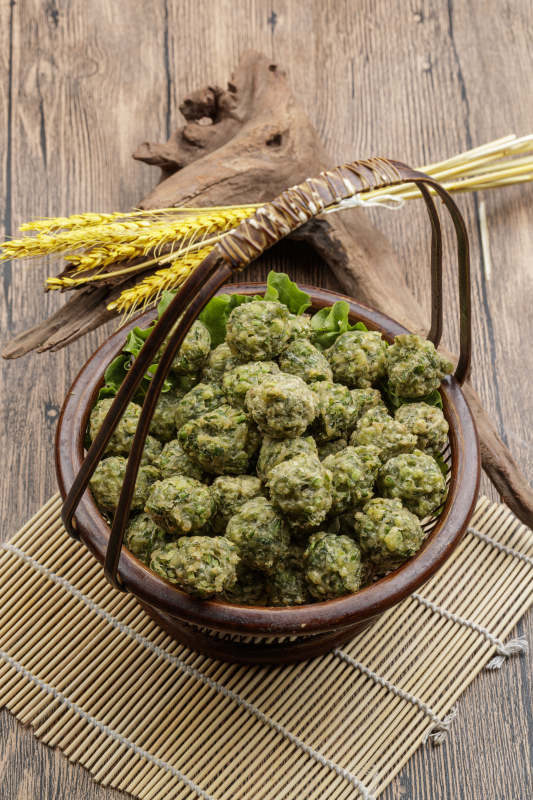 棕色竹篮装的飘香油炸野菜丸子