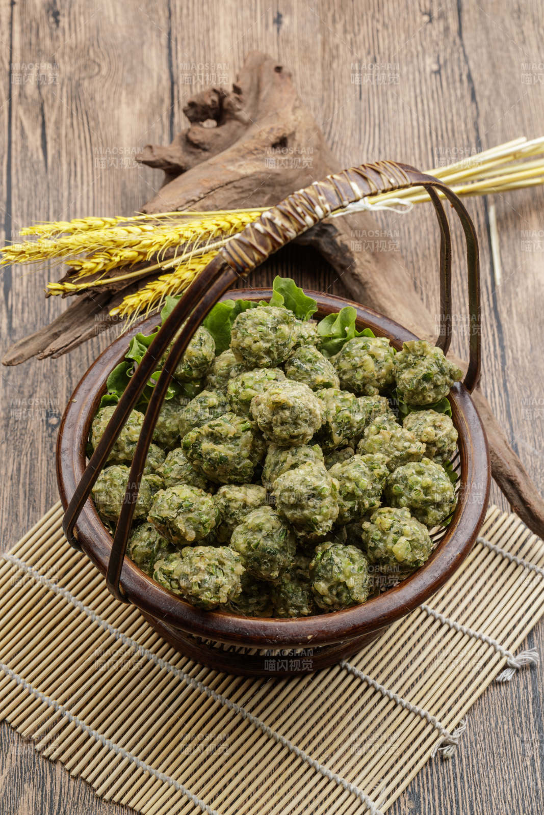 棕色竹篮装的飘香油炸野菜丸子