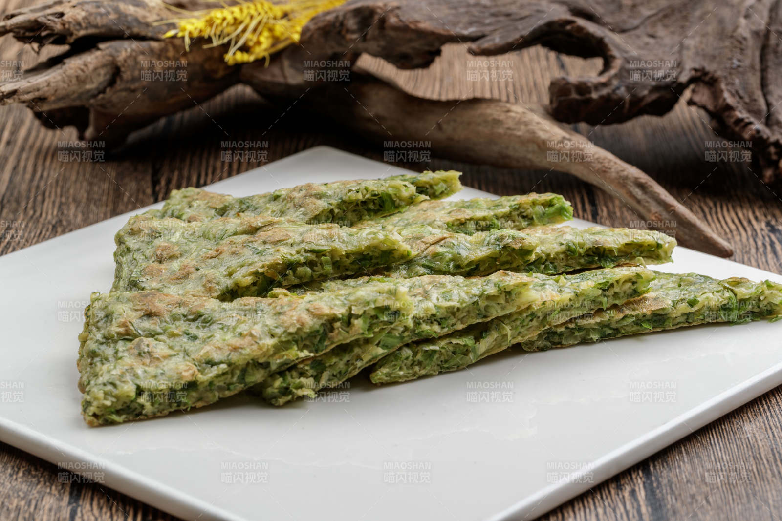 白色瓷盘装的鸡蛋野菜饼