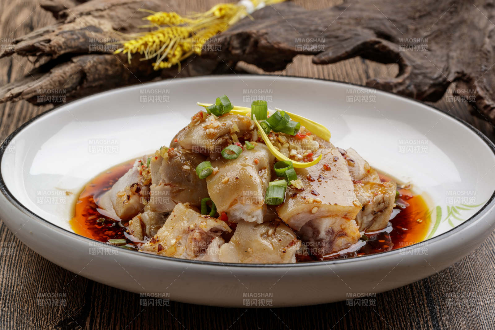 白色瓷盘装的川味川味红油辣猪手