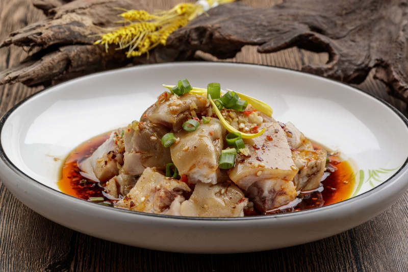 白色瓷盘装的川味川味红油辣猪手