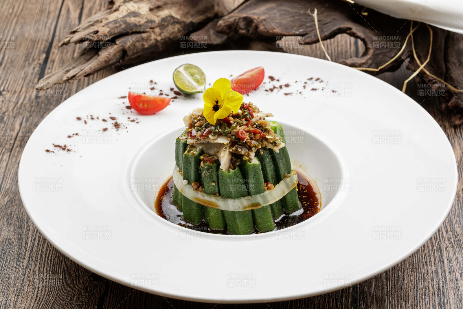 白色瓷盘装的捞汁秋葵