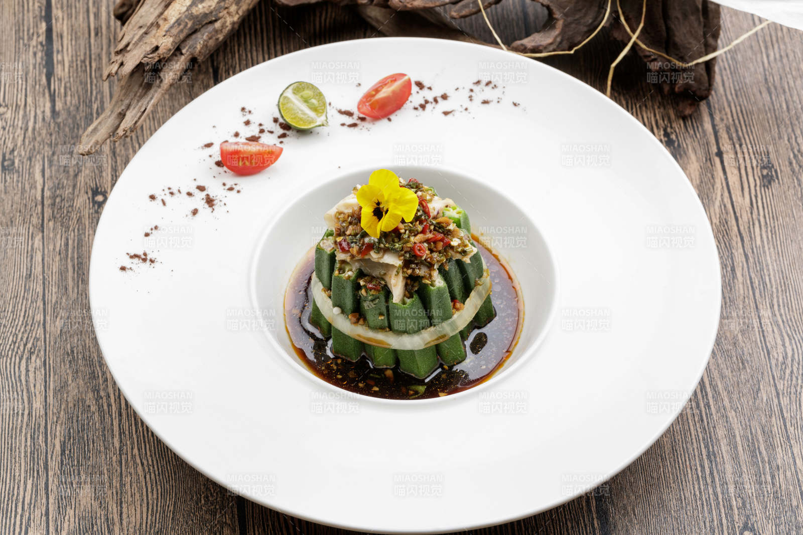 白色瓷盘装的捞汁秋葵