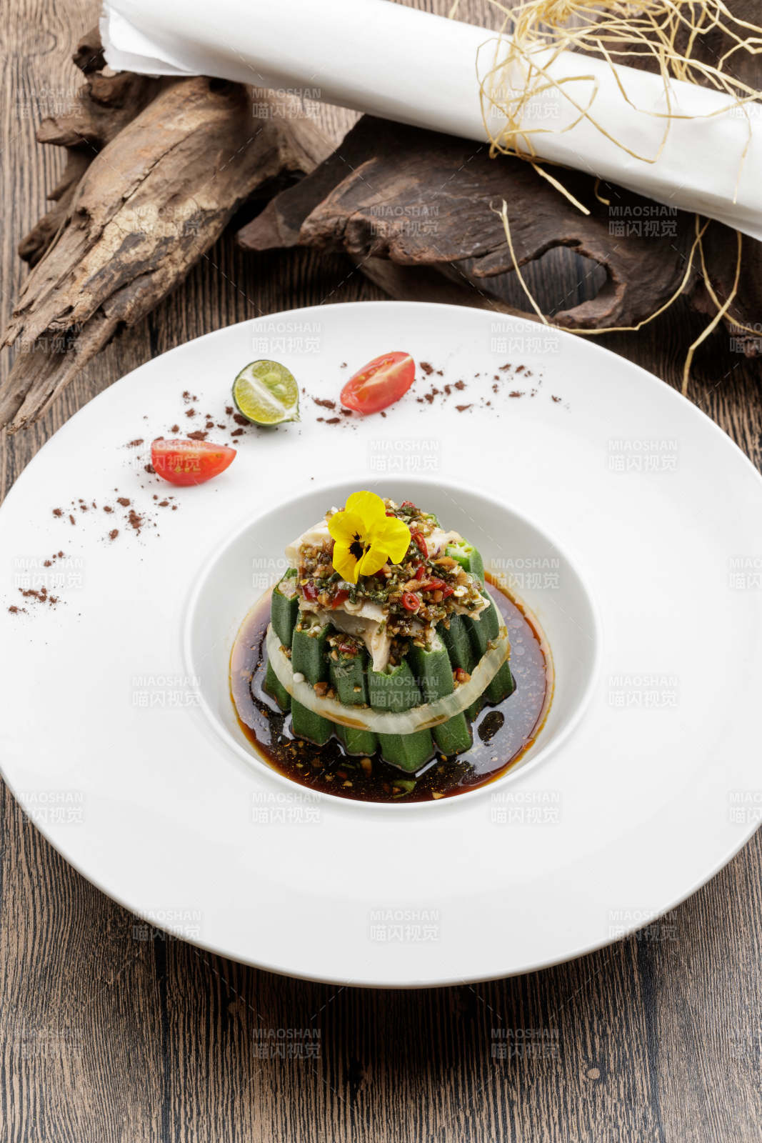 白色瓷盘装的捞汁秋葵