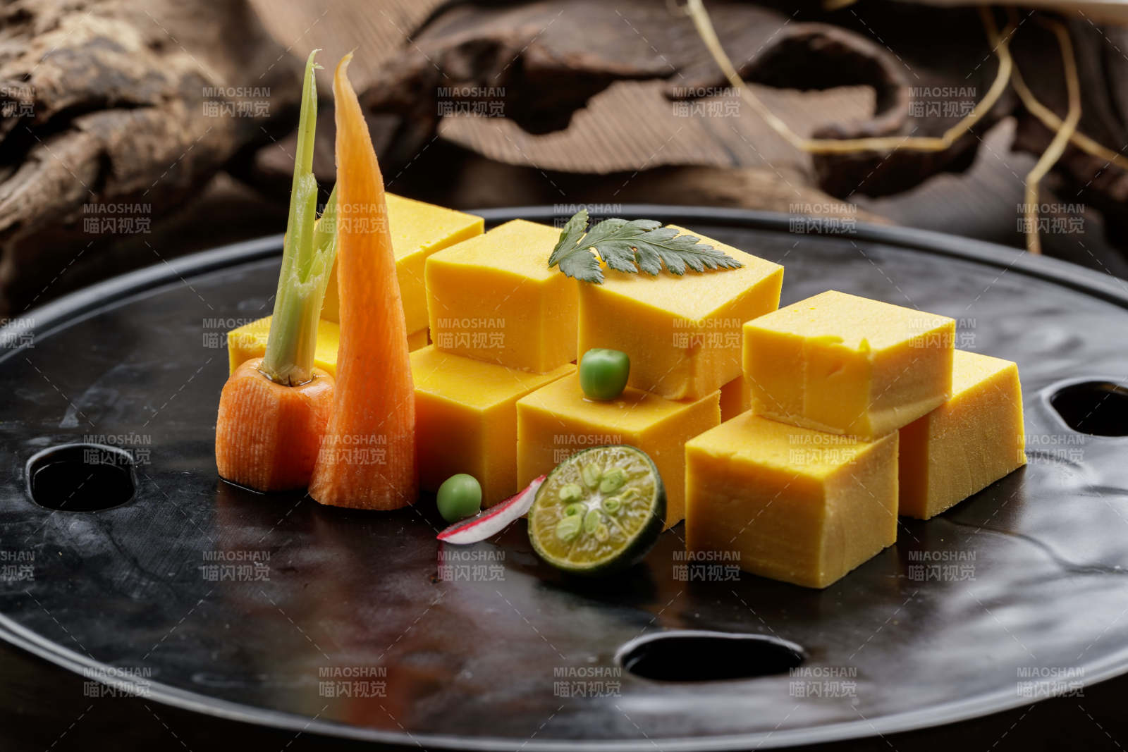 黑色石盤裝的香芒鵝肝豆腐