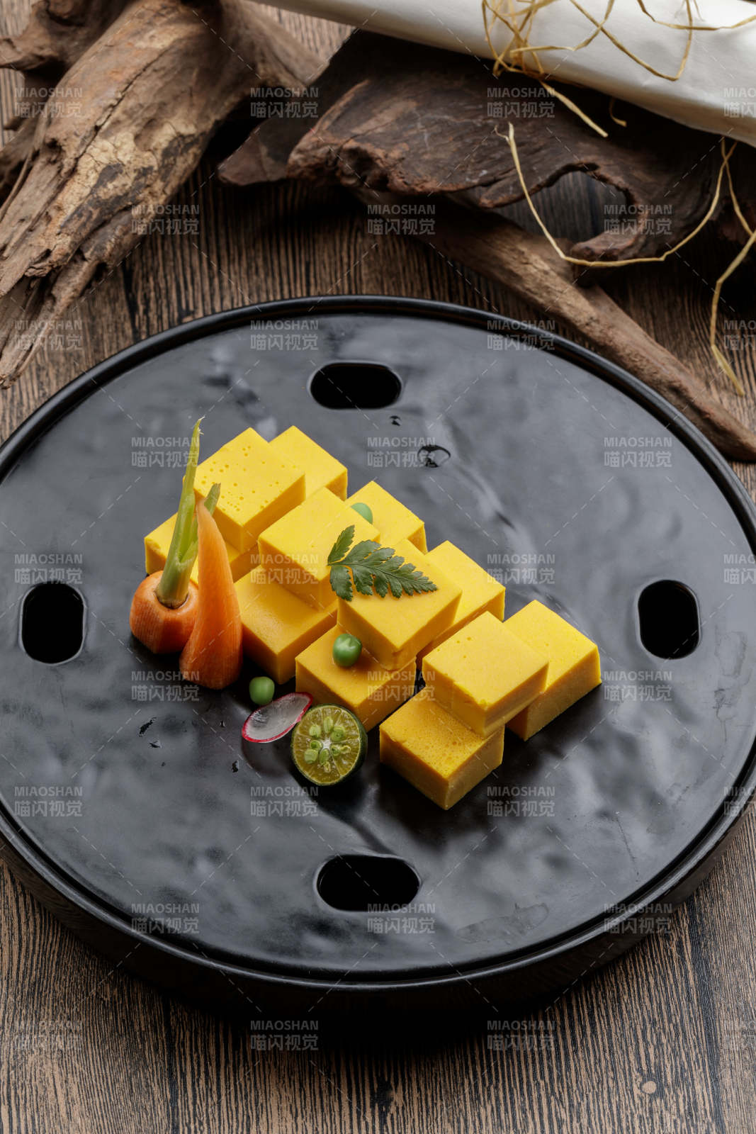 黑色石盤裝的香芒鵝肝豆腐