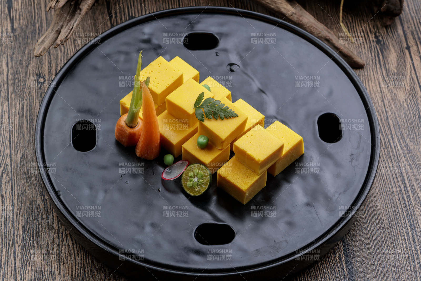 黑色石盘装的香芒鹅肝豆腐