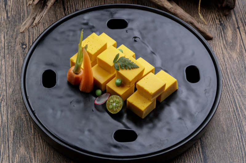 黑色石盘装的香芒鹅肝豆腐