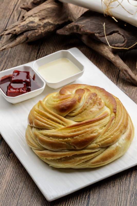 白色瓷盤裝的煉乳腐乳烤大花卷