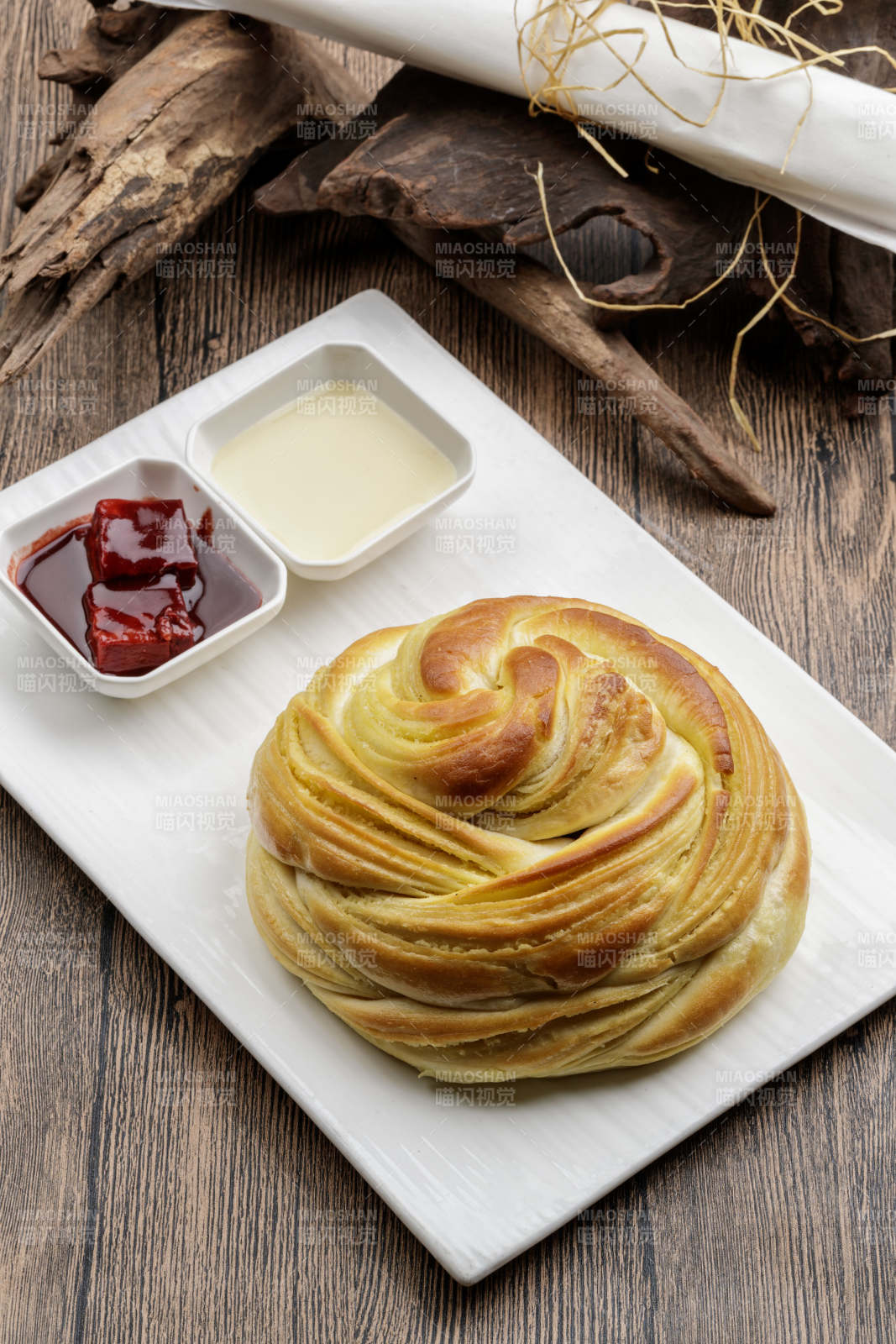 白色瓷盤裝的煉乳腐乳烤大花卷