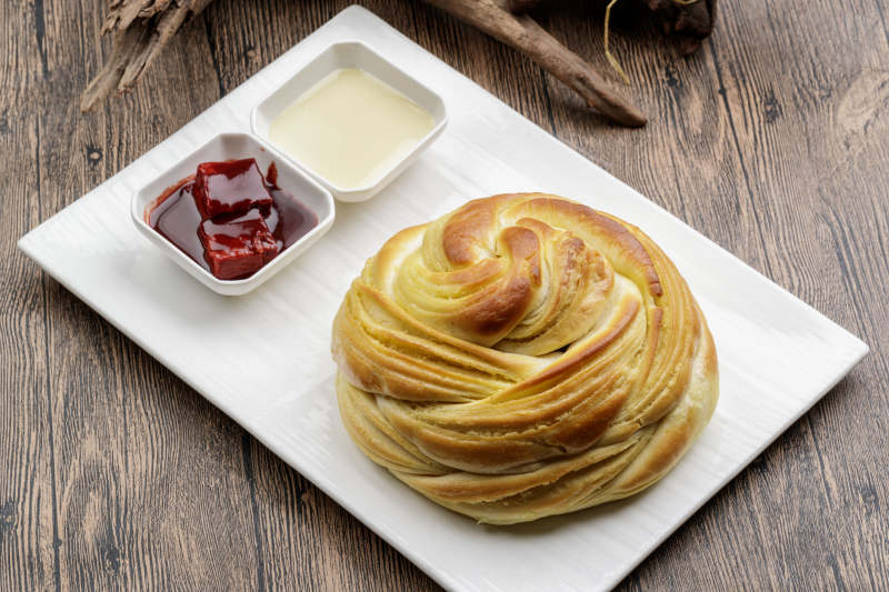 白色瓷盤裝的煉乳腐乳烤大花卷