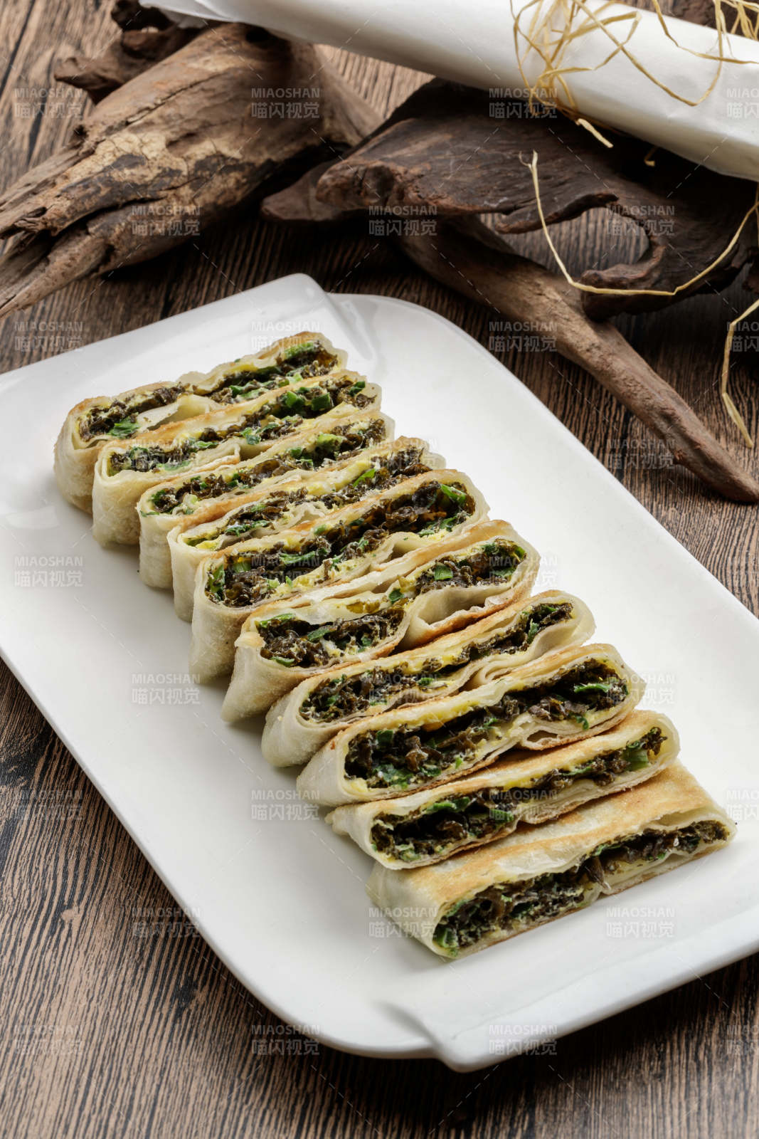 白色瓷盘装的鸡蛋地皮菜陷烙饼