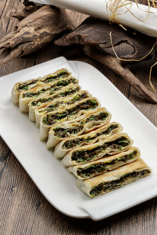 白色瓷盘装的鸡蛋地皮菜陷烙饼