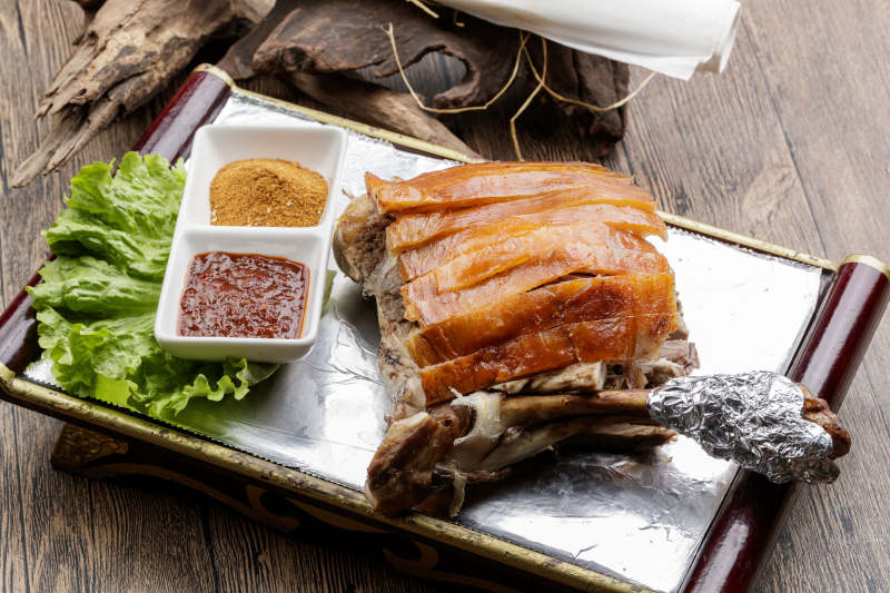 木質(zhì)托盤裝的碳烤脆皮羊腿