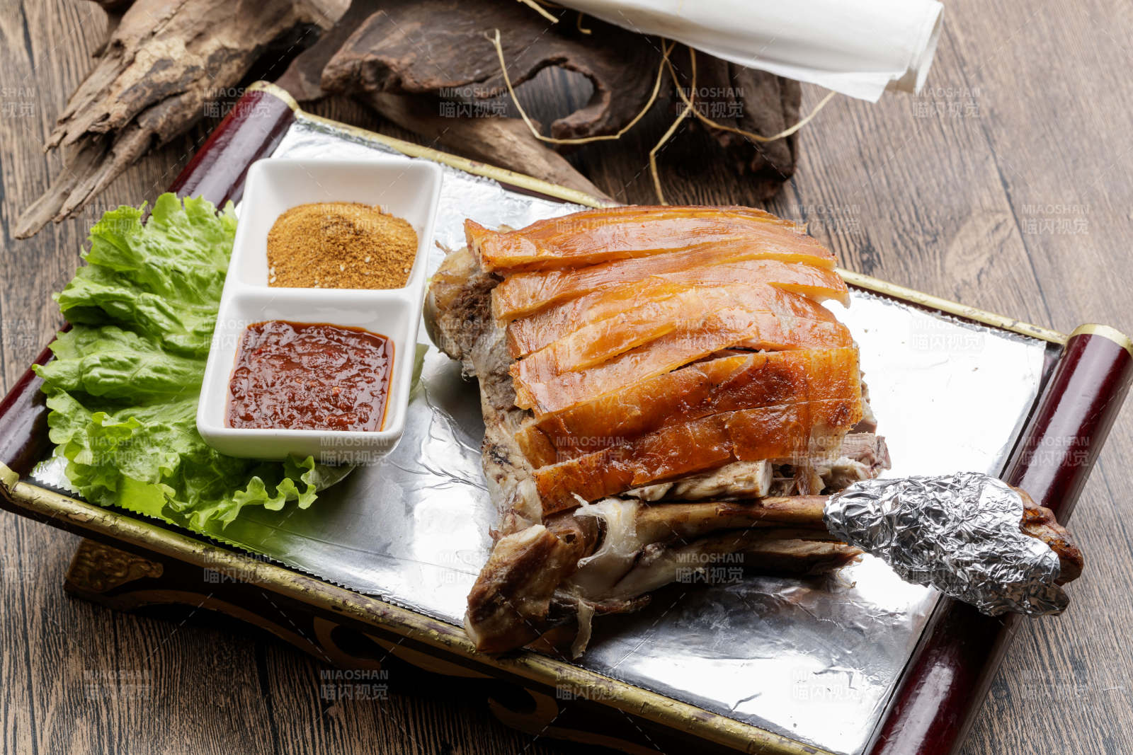 木質托盤裝的碳烤脆皮羊腿
