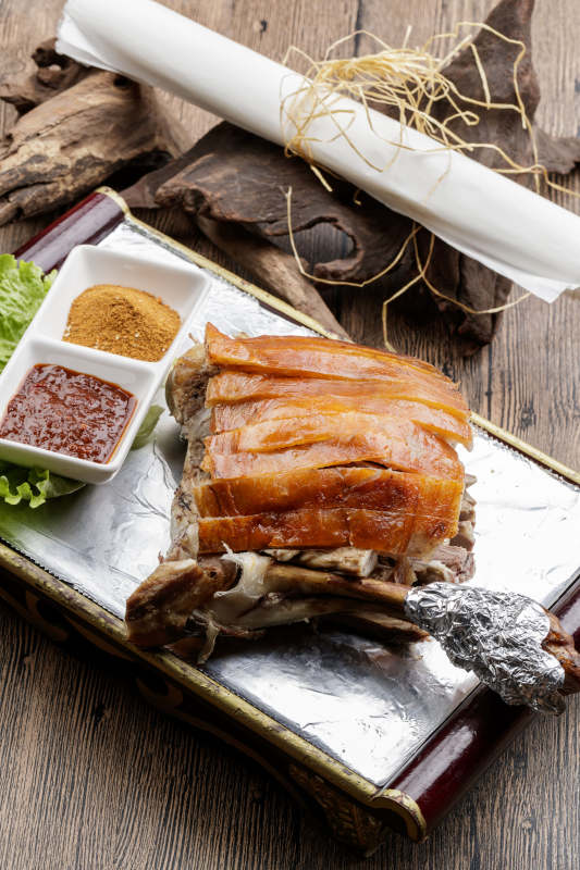 木質(zhì)托盤裝的碳烤脆皮羊腿