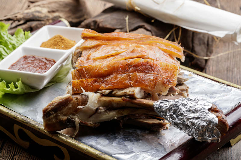 木質(zhì)托盤裝的碳烤脆皮羊腿