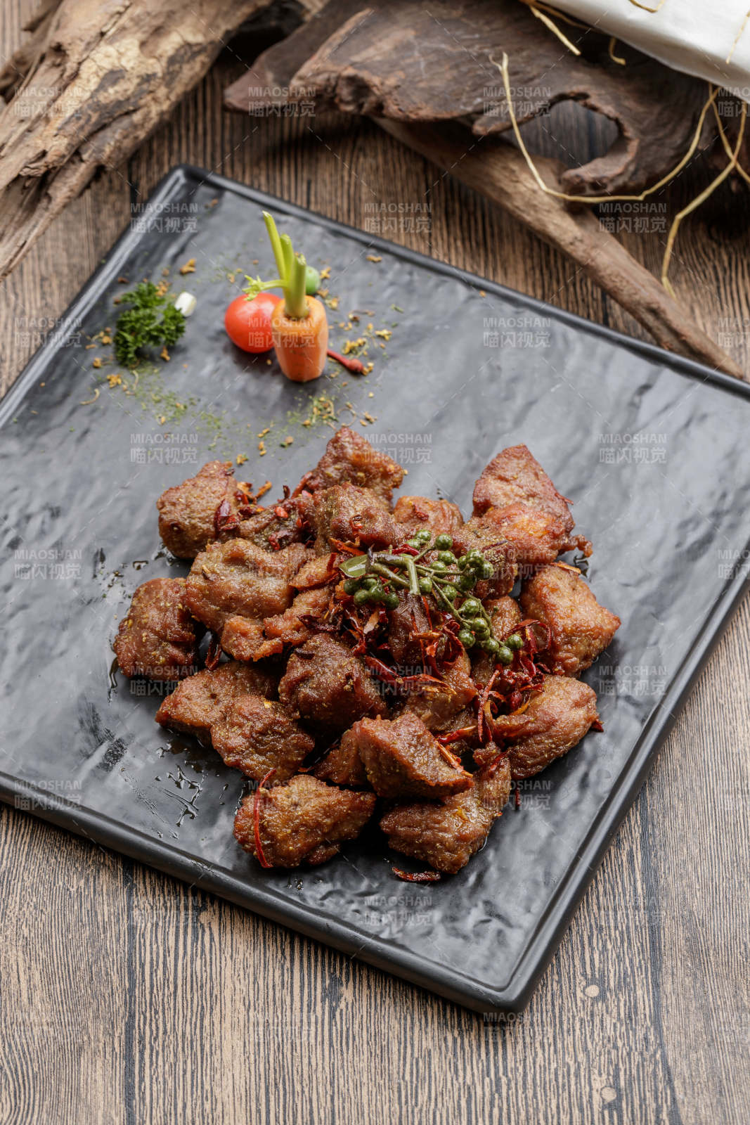 黑色石盤裝的藤椒川香牛仔粒