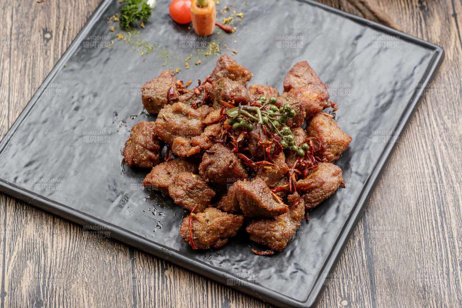 黑色石盤裝的藤椒川香牛仔粒