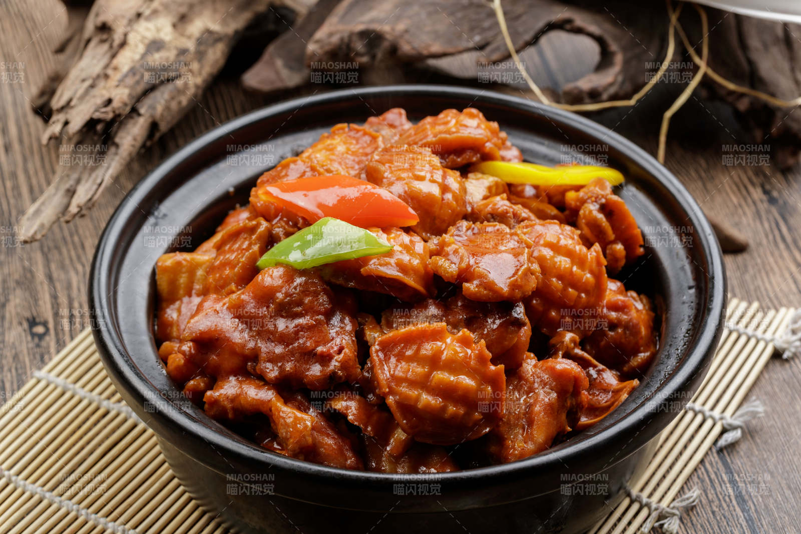 黑色砂锅装的砂锅土鸡焖鲍鱼