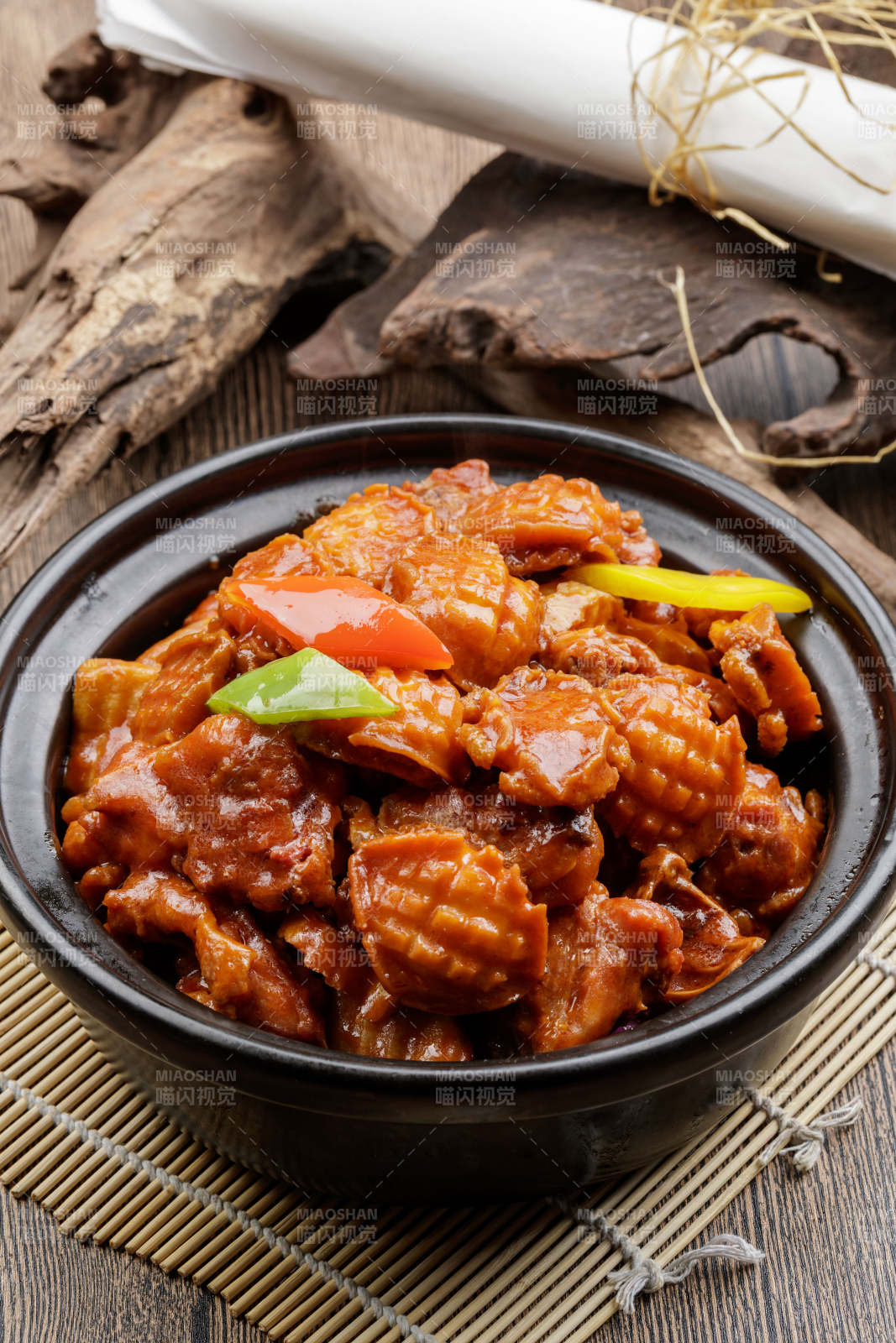 黑色砂锅装的砂锅土鸡焖鲍鱼