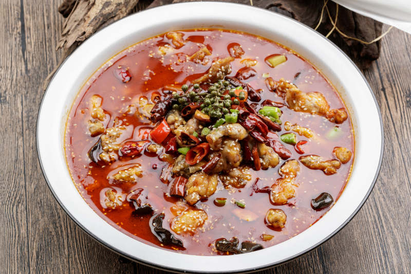 白色瓷盆装的藤椒香辣水煮肉