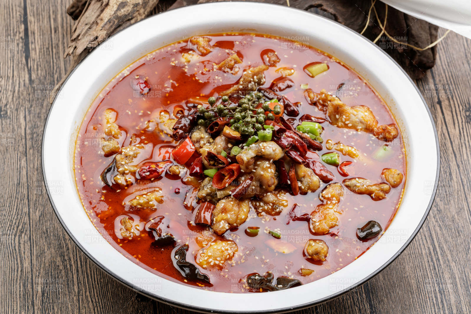 白色瓷盆装的藤椒香辣水煮肉