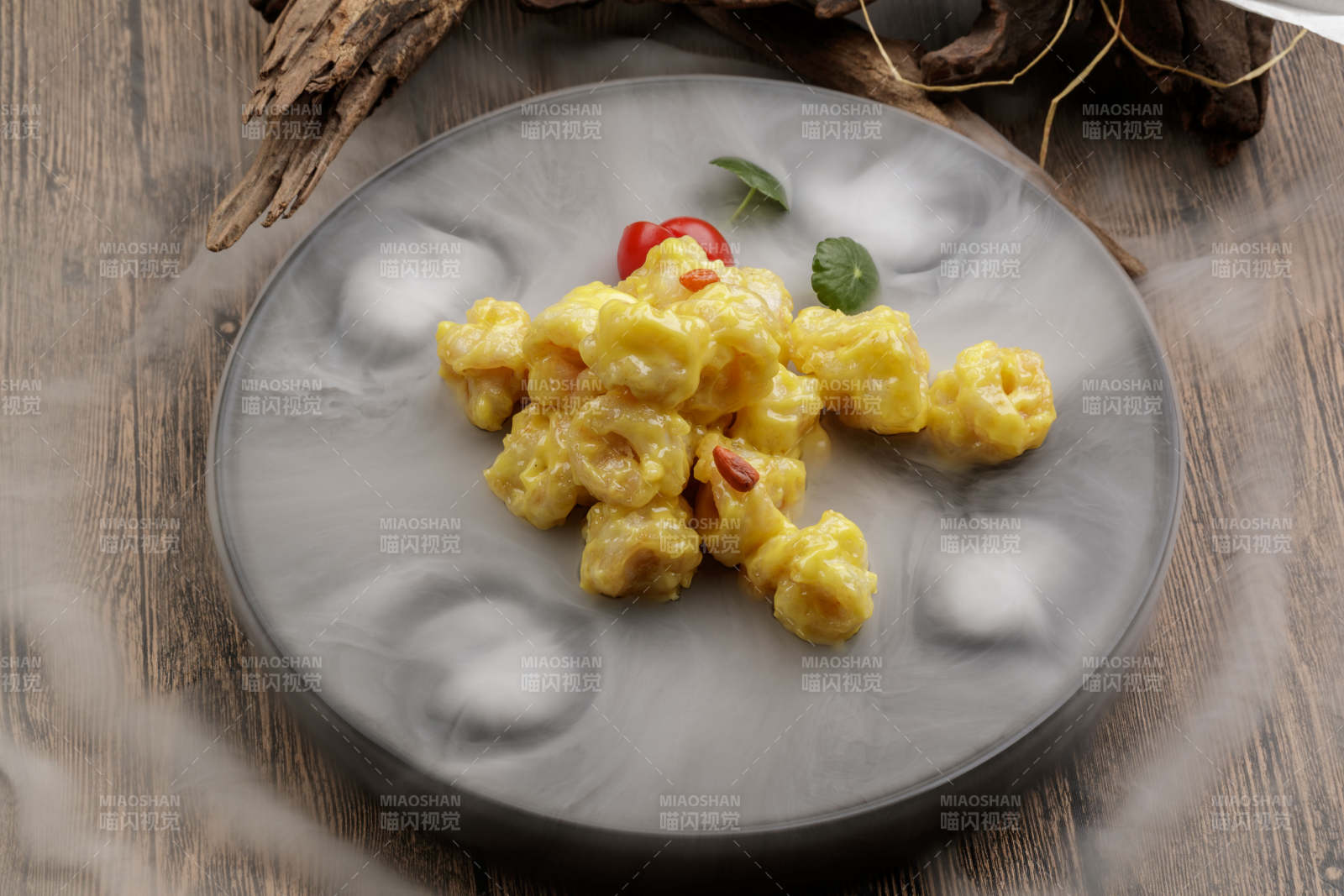 干冰缭绕的餐具摆放的芥香焗虾球