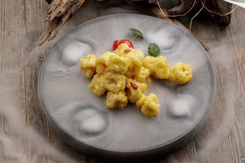 干冰缭绕的餐具摆放的芥香焗虾球