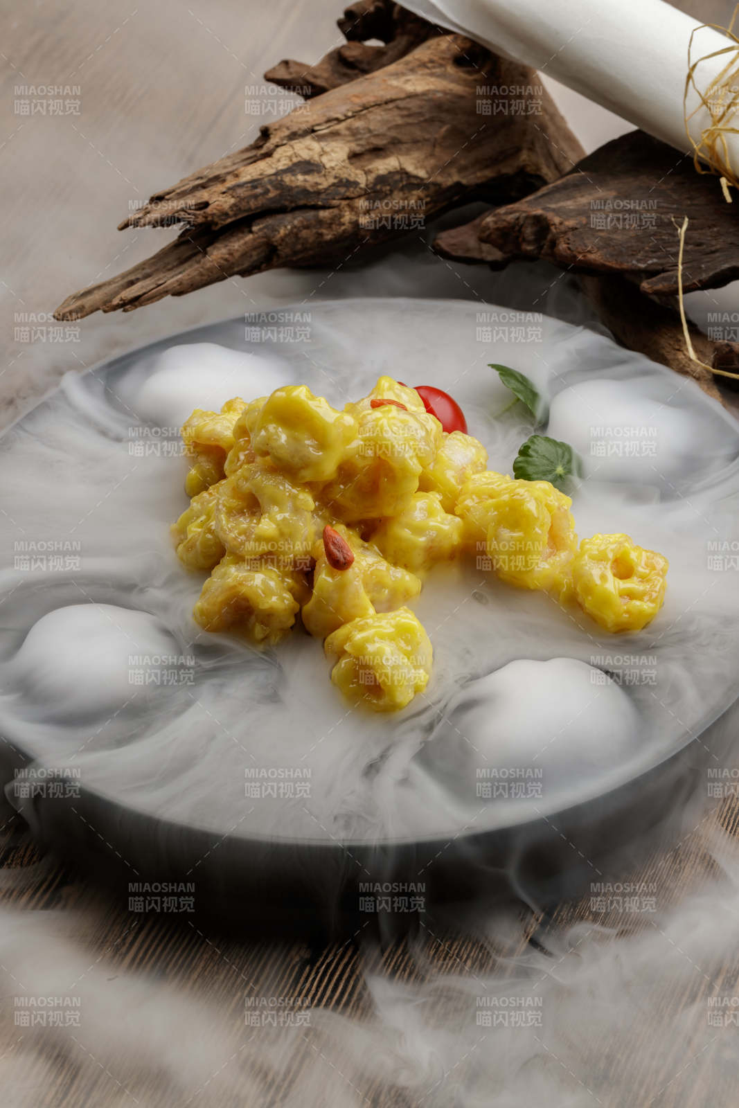 干冰缭绕的餐具摆放的芥香焗虾球