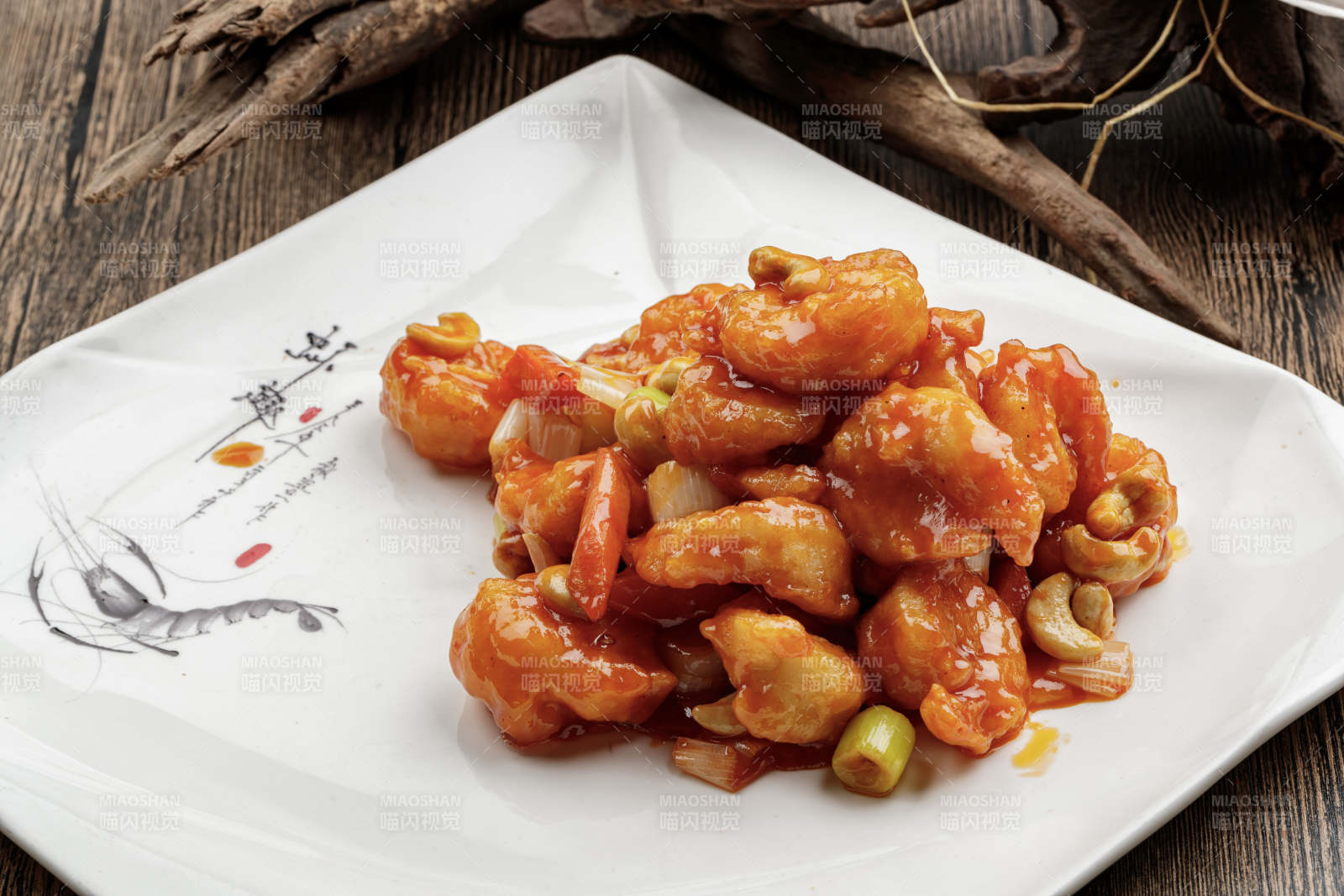 白色瓷盘装的宫保大虾球