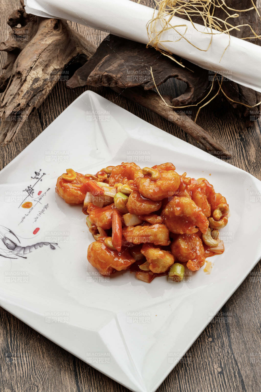 白色瓷盘装的宫保大虾球
