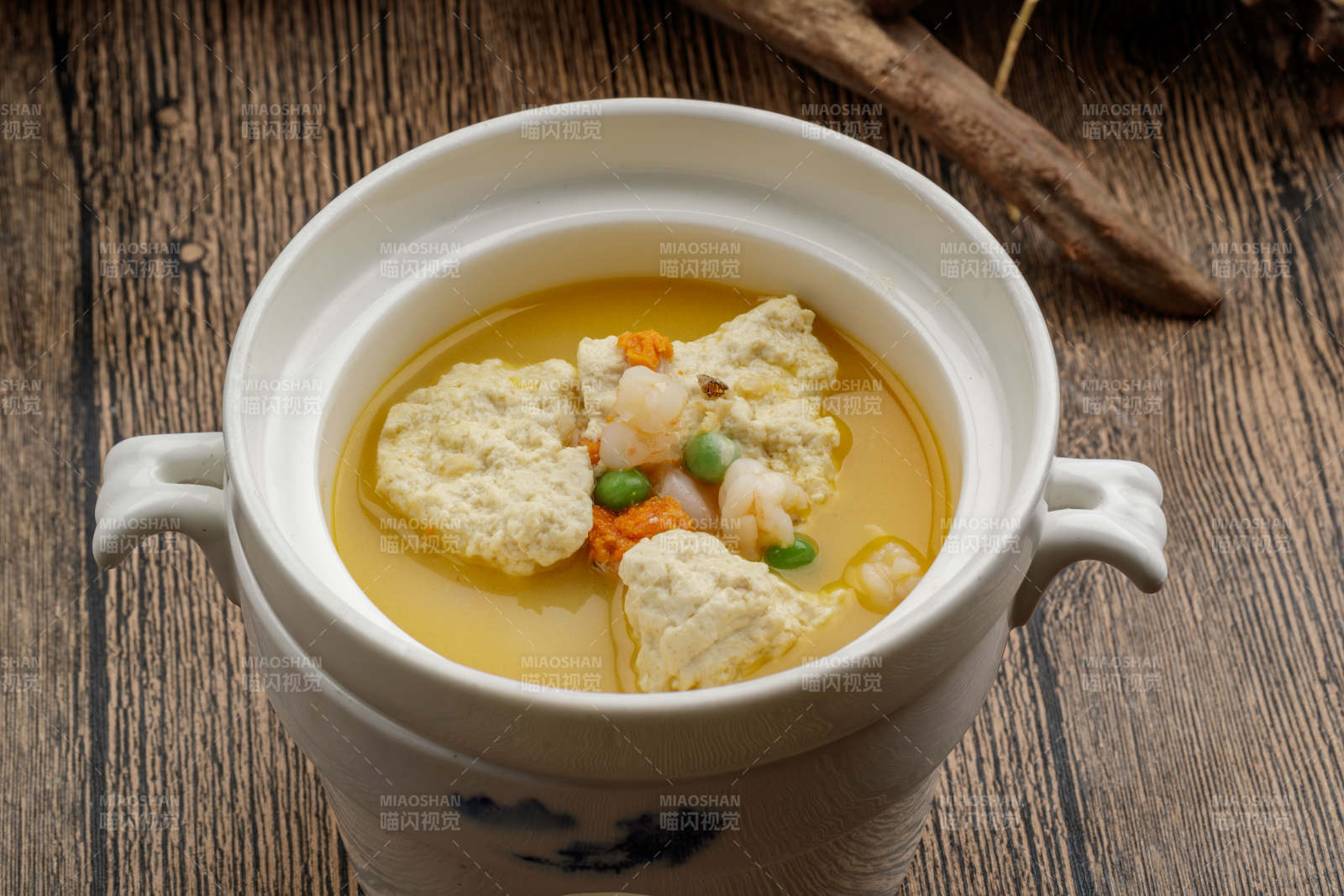 白色瓷汤中装的浓汤虾仁炖鱼子