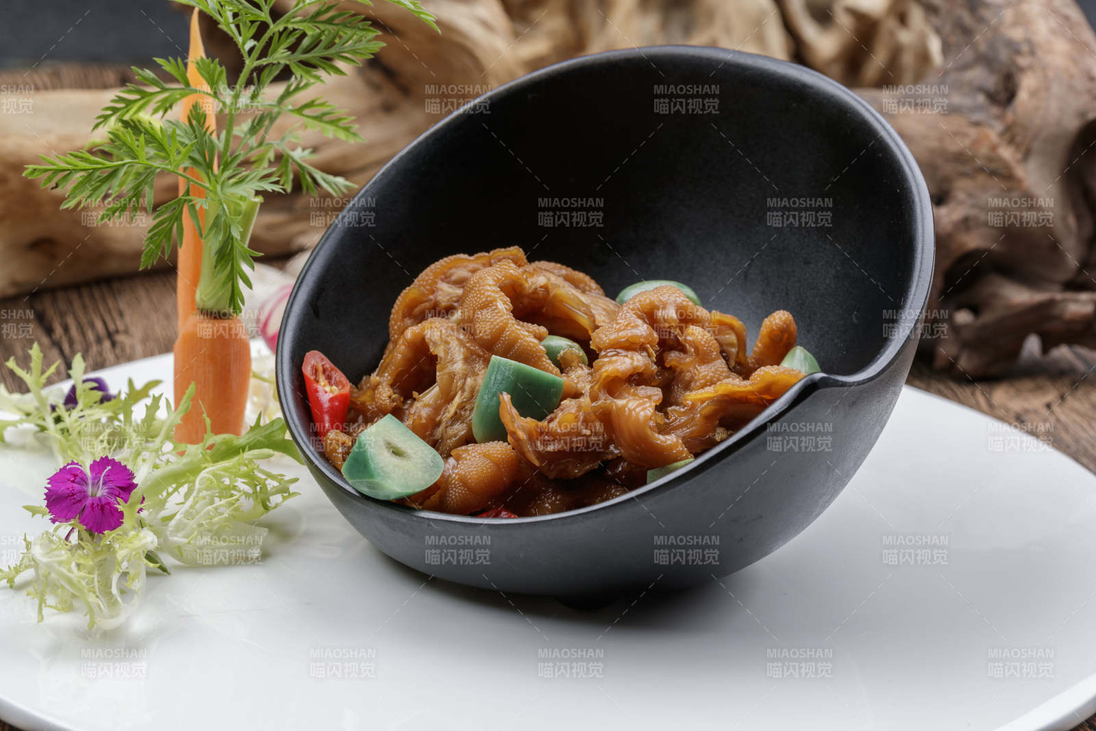 腌渍腊八蒜脱骨凤爪-摄影图