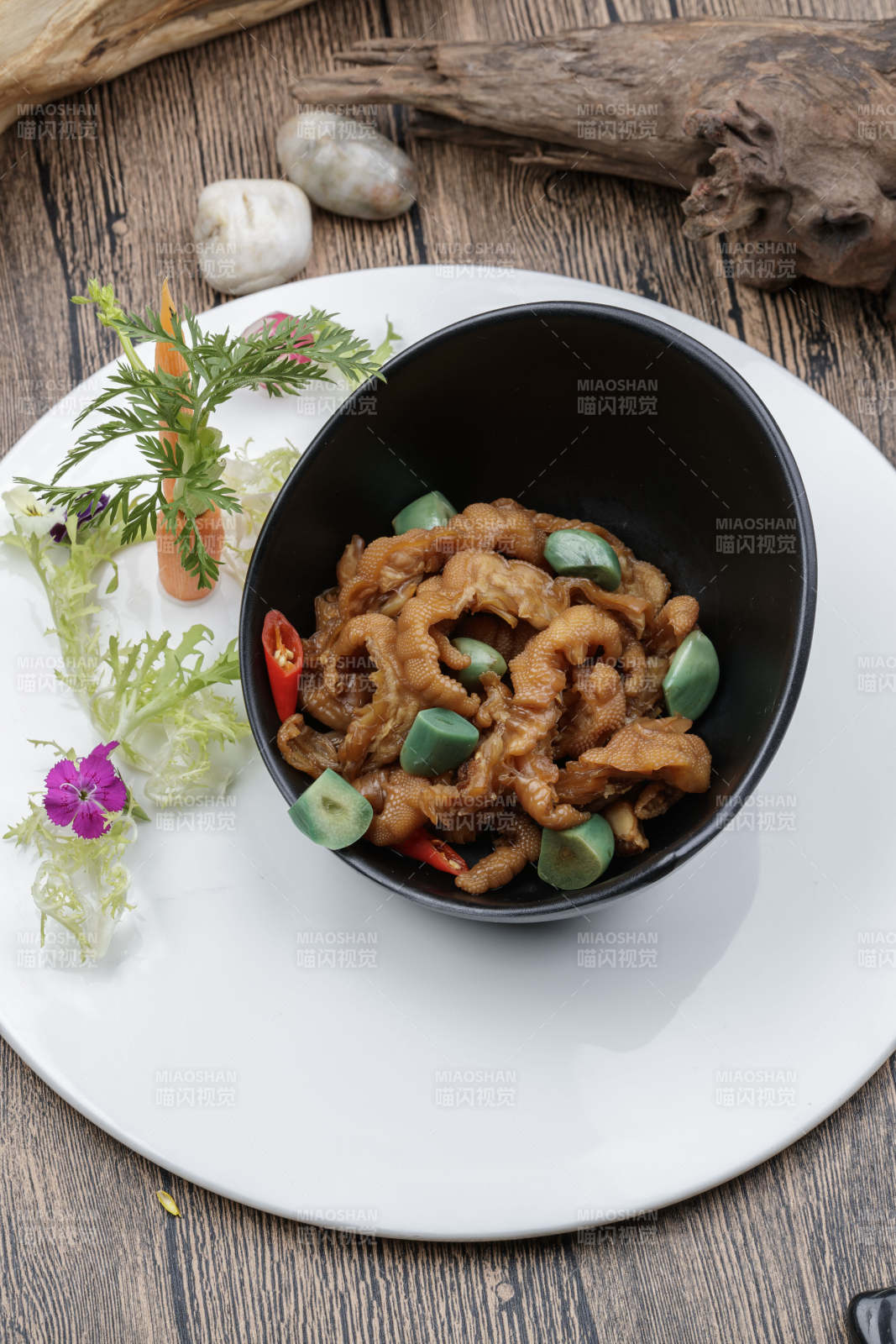 腌渍腊八蒜脱骨凤爪-摄影图