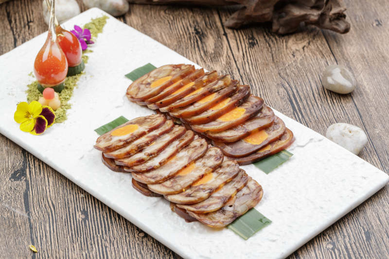 白色瓷盘装的猪耳鱿鱼蛋黄卷