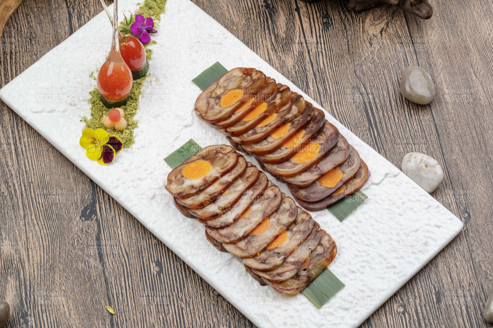 白色瓷盘装的猪耳鱿鱼蛋黄卷