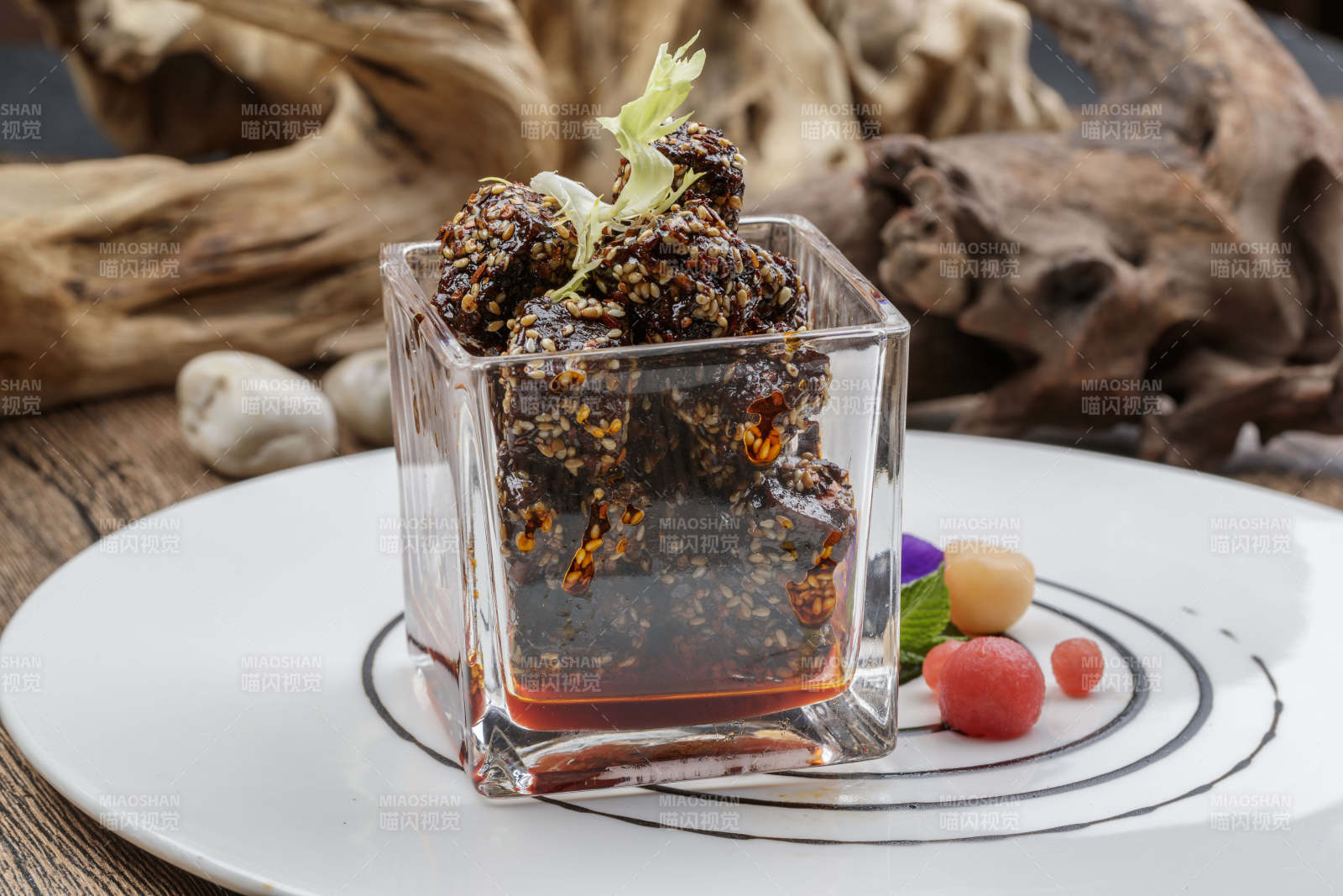 麻辣牛肉摆放在樟木砧板上