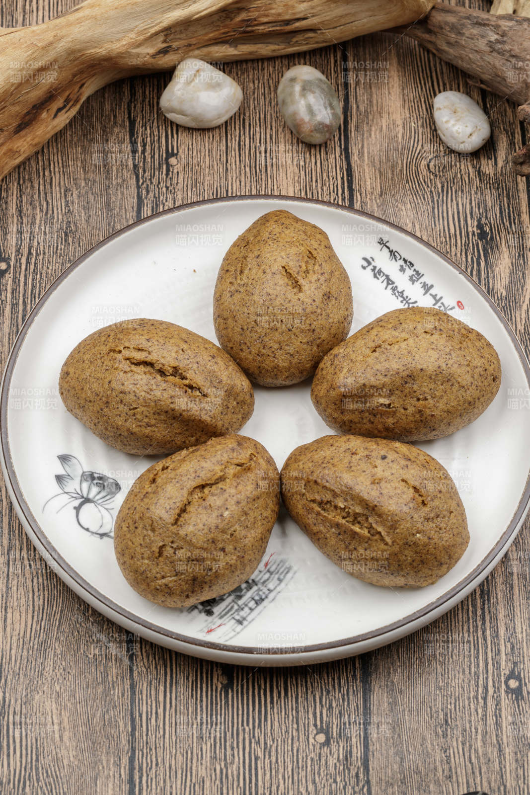 健康美味的黑豆窝头摆放在寿司帘上