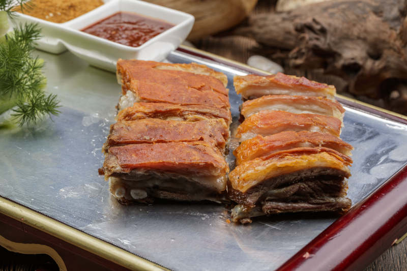 红色漆盘装的蒙古烤羊排