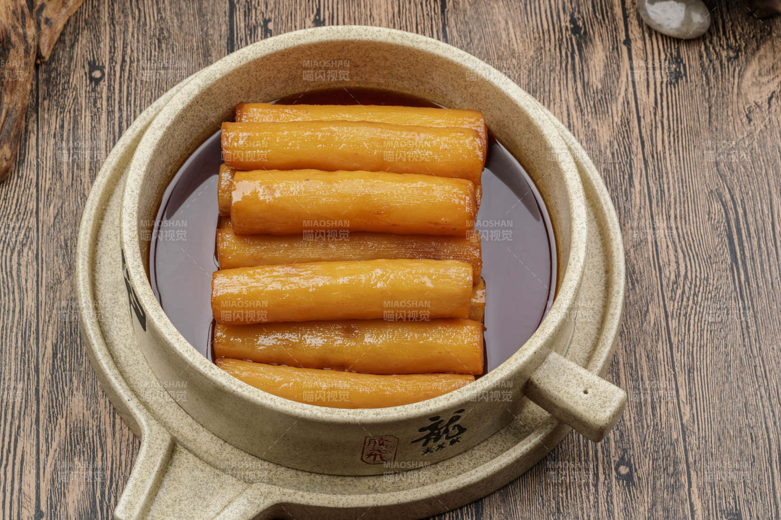 石锅装的蜜汁山药