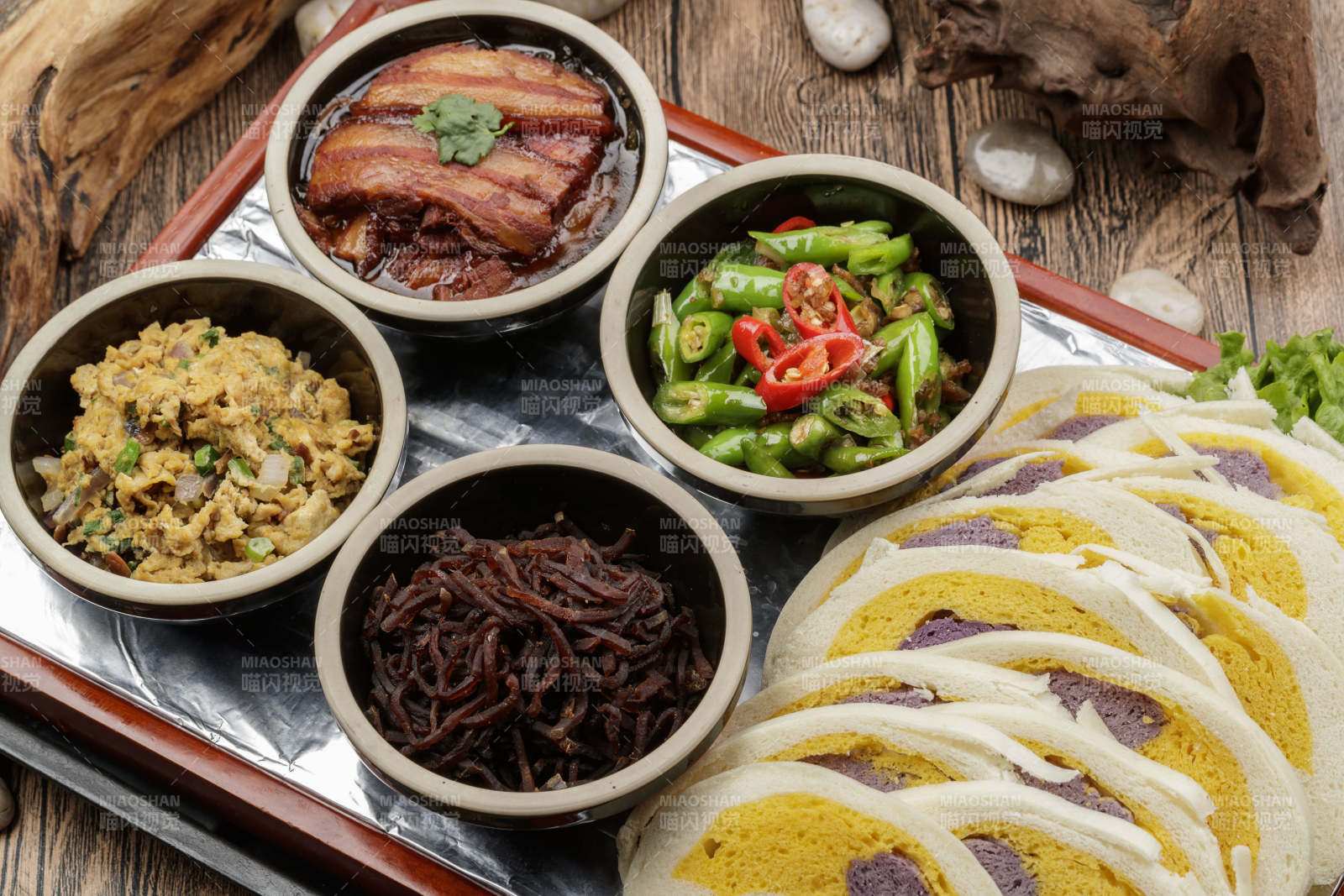 木质餐具上摆放的锅盔四碗香