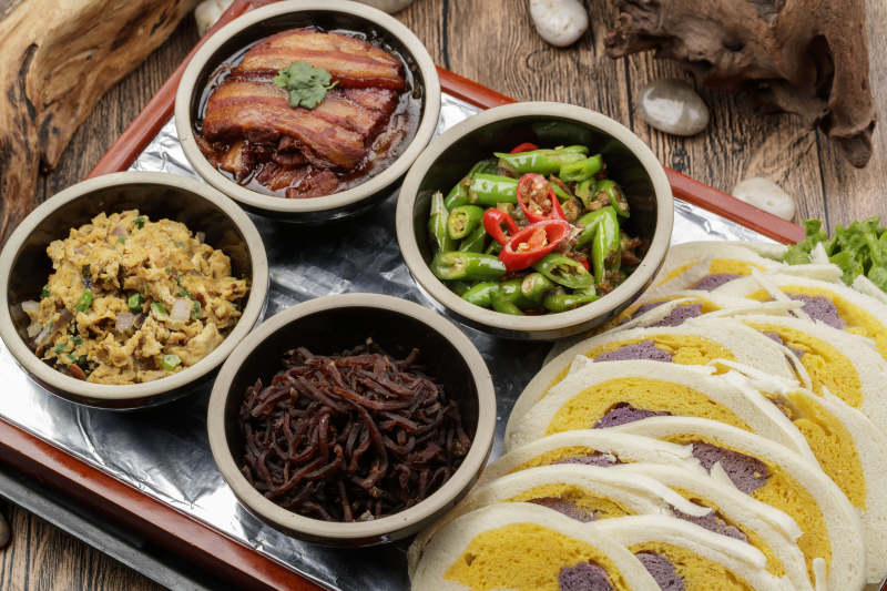 木质餐具上摆放的锅盔四碗香