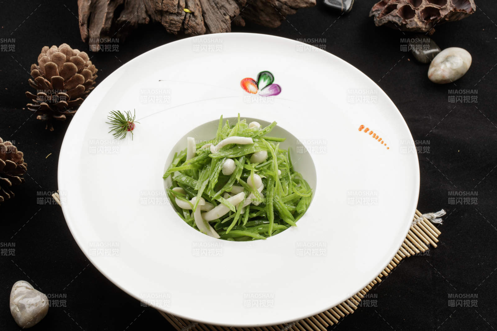 白色瓷盘装的白玉菇拌豆角丝