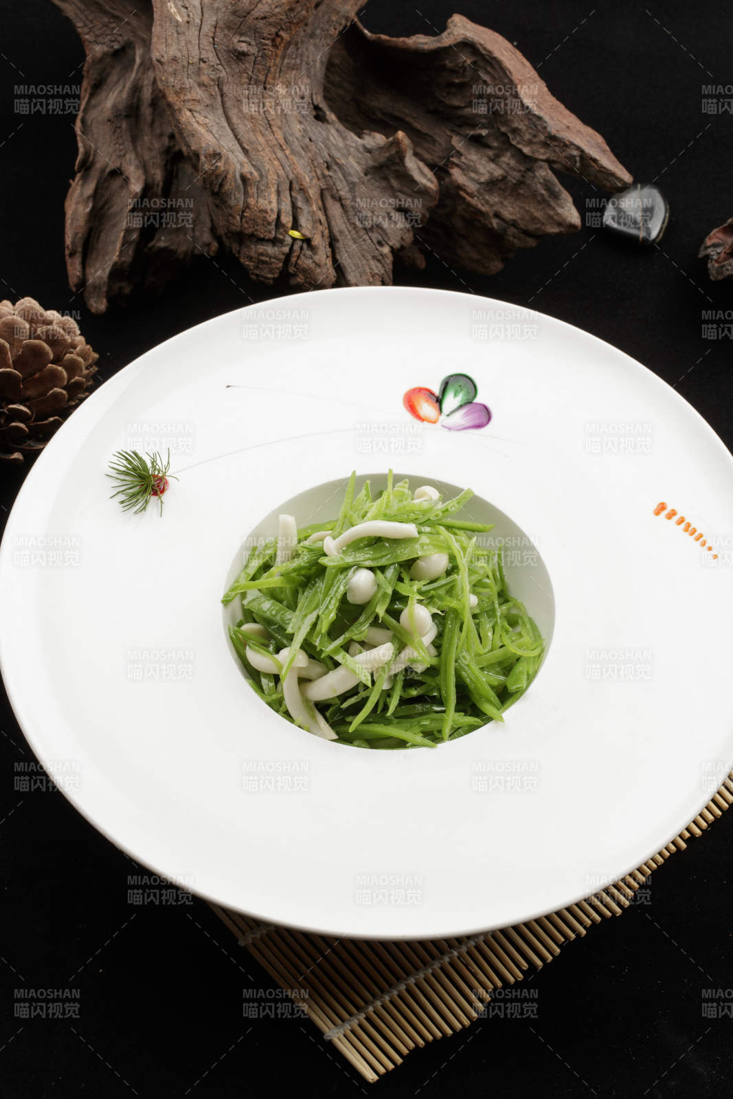 白色瓷盘装的白玉菇拌豆角丝